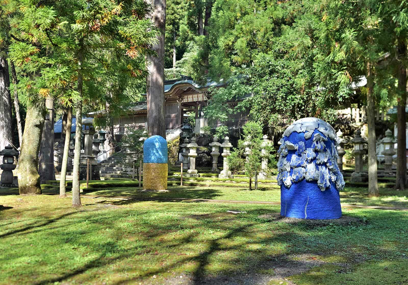 [Left] Kuwata Takuro, Untitled, 2021. [Right] Kuwata Takuro, Untitled, 2015. Installation view from Go for kogei 2021, Otaki-okamoto Shrines, 2021.