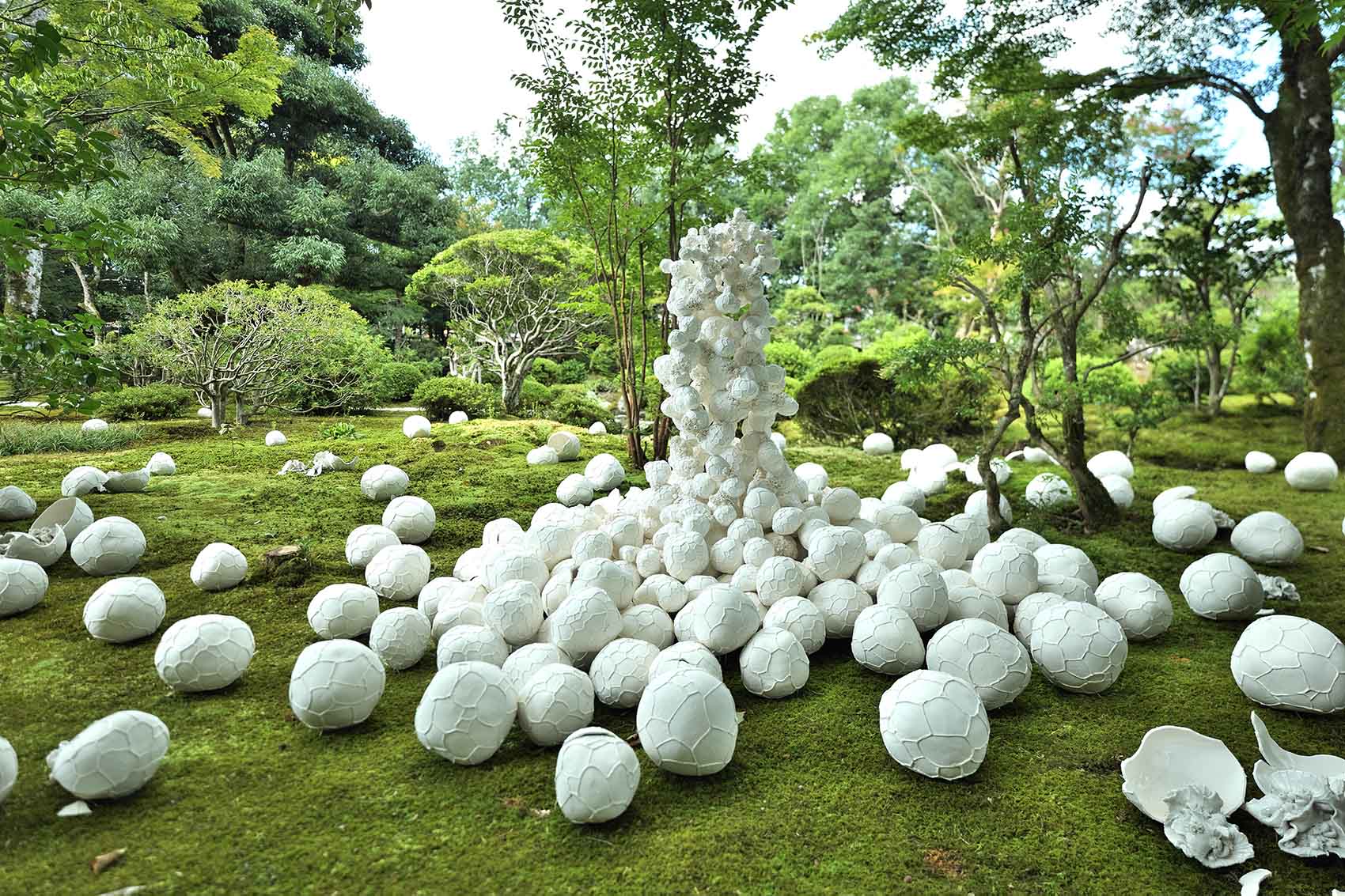 Sago Michiko, Harmony, 2022. Installation view from Go for kogei 2022, Natadera Temple, 2022.