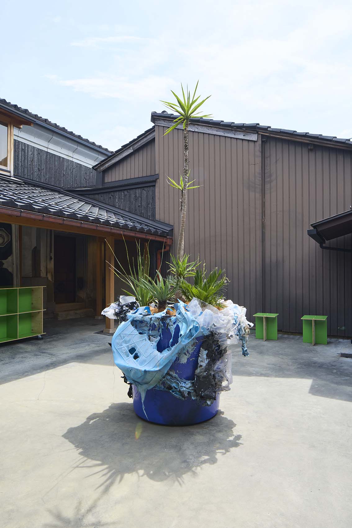 桑⽥卓郎《プランター》2025年